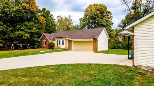 5985 Creek Rd, Washington Ch OH  43160-9726 exterior