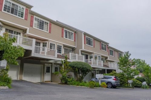 310 Park Ridge Ln, White Plains, NY 10603-3120
