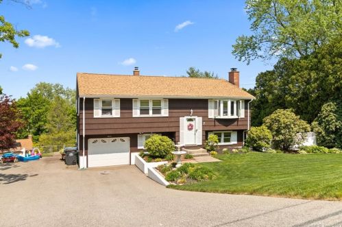 7 Libby Dr, Uncasville, CT 06382-1107