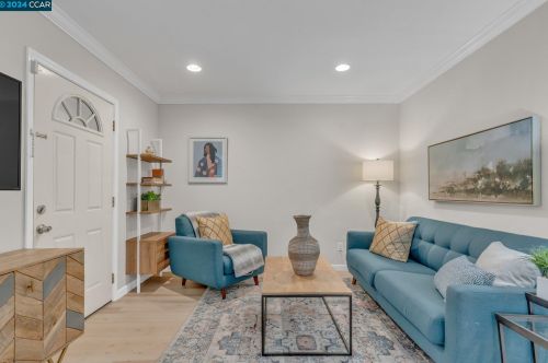 7916 Greenly Dr, Oakland, CA 94605-3602