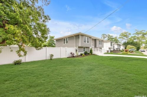 386 Silver St, Babylon NY  11704-4008 exterior