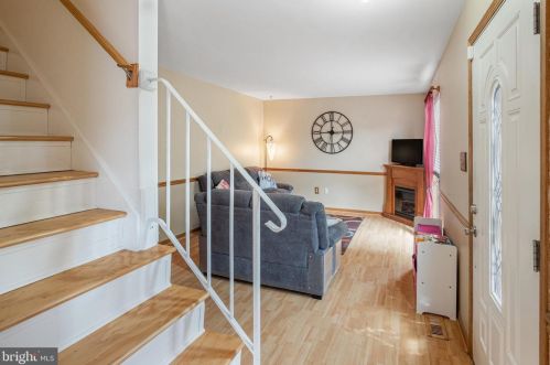 5624 Reardon Ln, Woodbridge VA  22193-3756 exterior