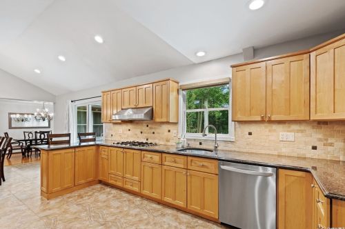 96 Vanderbilt Blvd, Oakdale NY  11769-2033 exterior