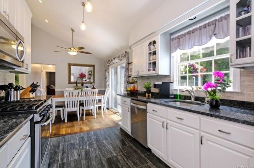 70 Mountain View Rd, Fishkill NY  12524-3209 exterior