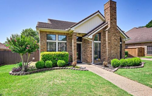 725 Paul Dr, Hurst, TX 76054-2028