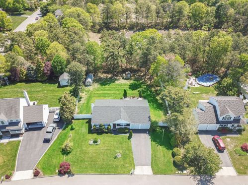 11 Southaven Dr, Brookhaven, NY 11719-9455