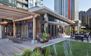 2121 6th Ave, Seattle WA  98121-2933 exterior