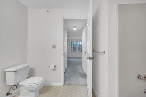 9 Bartemus Trl, Nashua NH 03063-7624 exterior