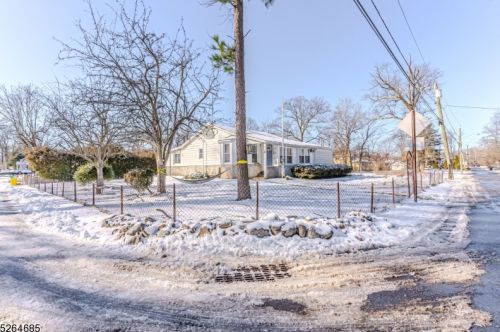 52 Riveredge Rd, Lincoln Park NJ  07035-2443 exterior