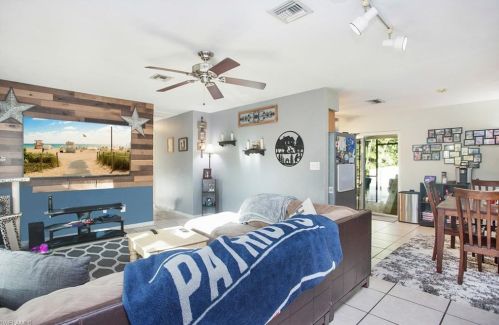 8049 Bayshore Dr, Naples, FL 34112-7343
