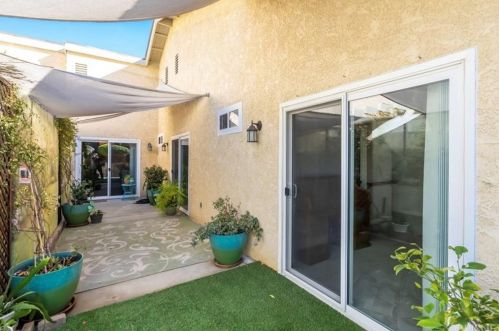 19032 Avenue Of The Oaks, Santa Clarita CA  91321-1444 exterior