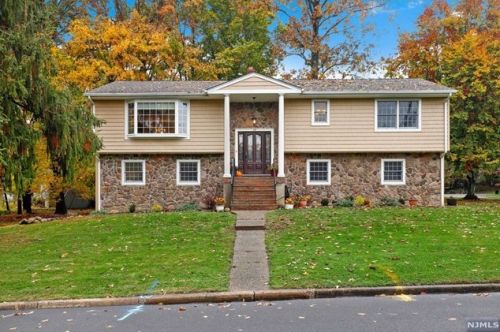 19 Shadow Ln, Montvale, NJ 07645-1315