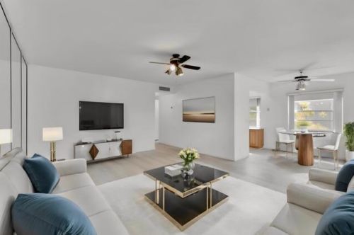 39 Normandy A, Delray Beach FL  33484-4705 exterior