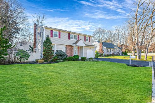 90 Hillside Rd, Deer Park, NY 11729-2616