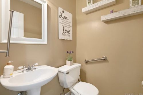 80 Settlers Ridge Rd, Milford CT  06460-3772 exterior