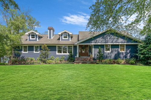 21 Ormond Ave, Oakdale, NY 11769-2305