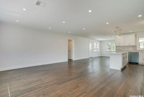 50 Arbour St, West Islip NY  11795-1015 exterior