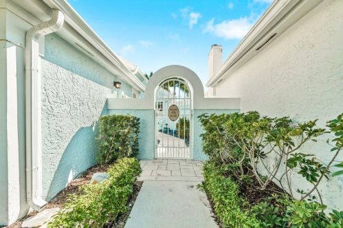 17 Blenheim Ct, West Palm Beach, FL 33418-7151