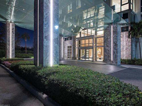 6897 Grenadier Blvd, Naples, FL 34108-7221