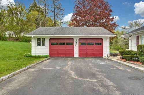 69 Bagburn Rd, Upper Stepney CT 06468-1407 exterior