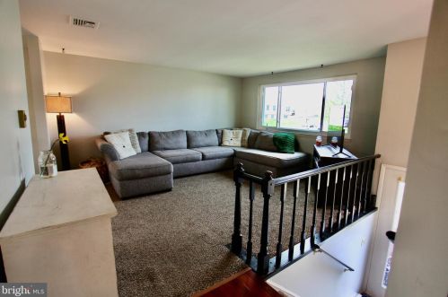 2770 Valley Dr, Lancaster, PA 17603-5933