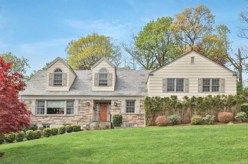 208 Barnard Rd, New Rochelle, NY 10801-1323