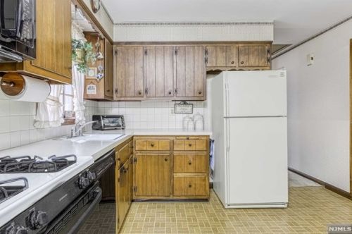 8 Winters St, Oakland NJ  07436-2623 exterior