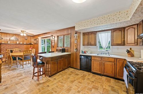 11 Trout St, Oakdale, NY 11769-1528