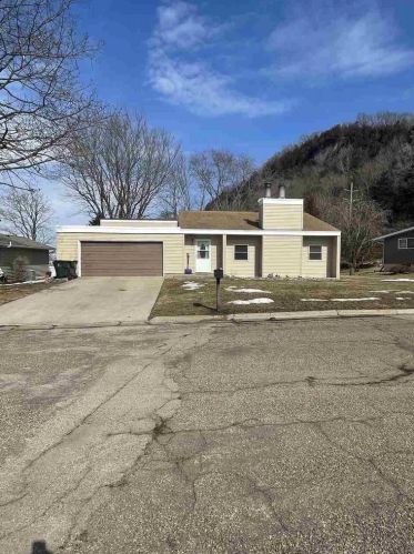 174 Pedretti Pkwy, Prairie Du Chien, WI 53821-1614
