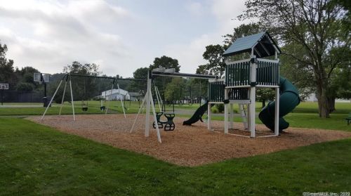 47 Esquire Dr, Manchester CT  06042-2445 exterior