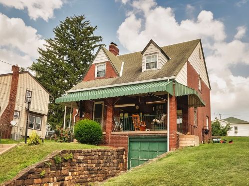 422 Pershing Dr, New Kensington, PA 15068-5927