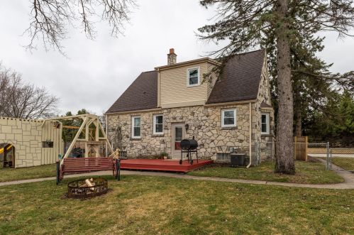 4040 Moorland Rd, Waukesha, WI 53151-5768