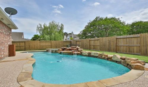 814 Hallmark Oak St, Taylor Lake Village, TX 77586-3950