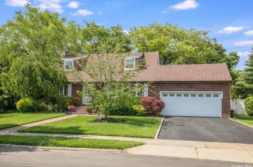 7 Parkview Cir, Bethpage NY  11714-2309 exterior