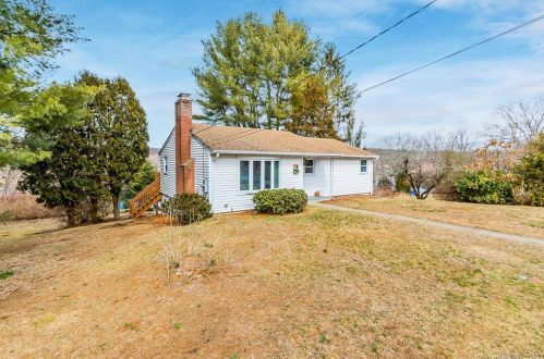 38 Arrowhead Dr, Gales Ferry, CT 06339-1009
