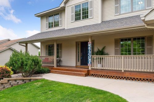 1888 White Oak Dr, Chaska MN  55318-2878 exterior