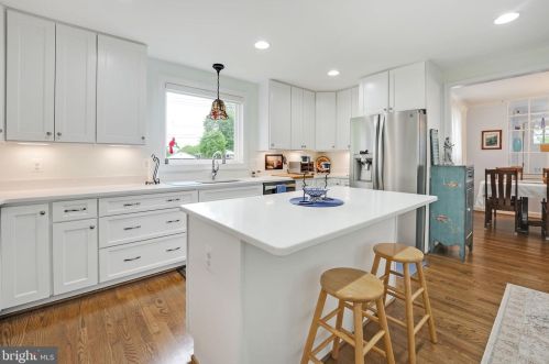 6917 Kingwood Dr, Falls Church VA  22042-3809 exterior