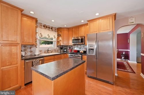 210 Wayne Dr, Riverton NJ  08077-3843 exterior