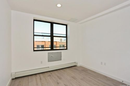 979 Summit Ave, Bronx, NY 10452-5045