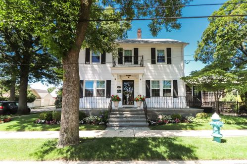 601 Ingraham Ln, New Hyde Park, NY 11040-4280