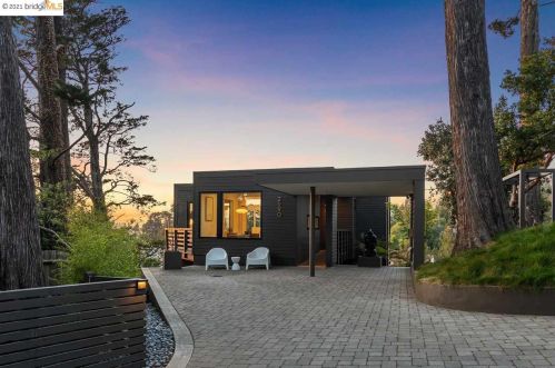 2990 Holyrood Dr, Oakland, CA 94611-2540