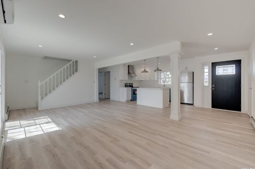 27 Walnut Ln, Hicksville NY  11801-5714 exterior