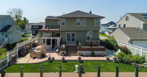 115 Annuskemunnica Rd, Babylon NY  11702-4424 exterior