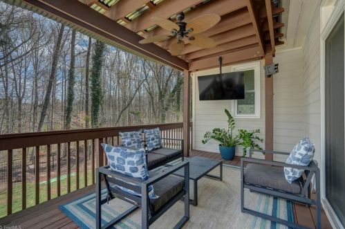 5296 Beechmont Dr, Greensboro NC  27410-9556 exterior