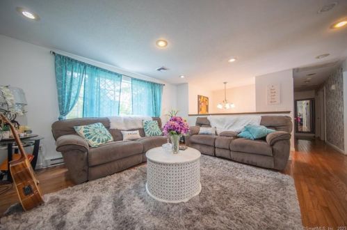 22 Devonshire Dr, Waterford CT  06385-1702 exterior