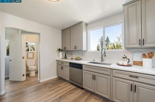 1347 26 St, Oakland CA 94606-3243 exterior