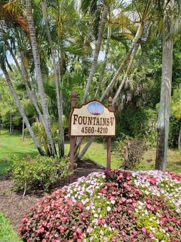 4560 Chantelle Dr, Naples FL  34112-7185 exterior