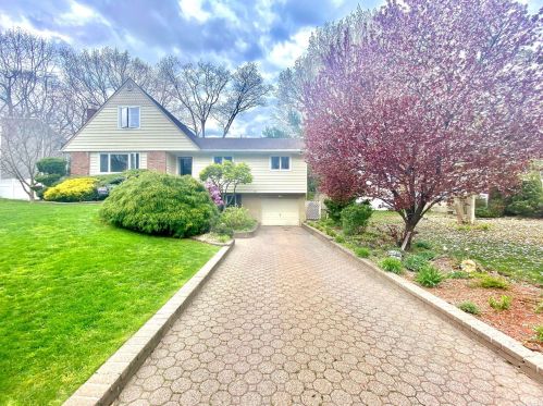 48 Dorothy Ln, San Remo, NY 11754-2935