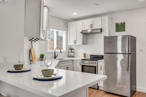 5531 Fremont St, Oakland CA 94608-2216 exterior