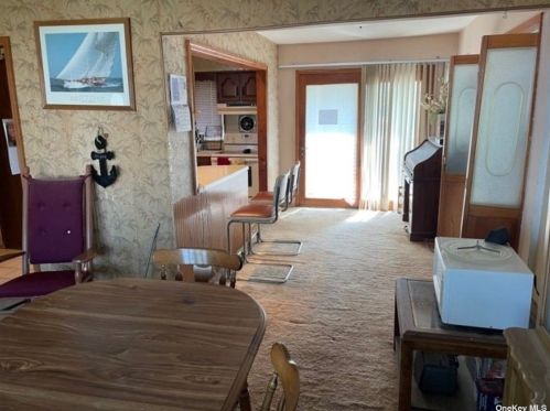 385 Broome Ave, North Lindenhurst NY  11757-3834 exterior